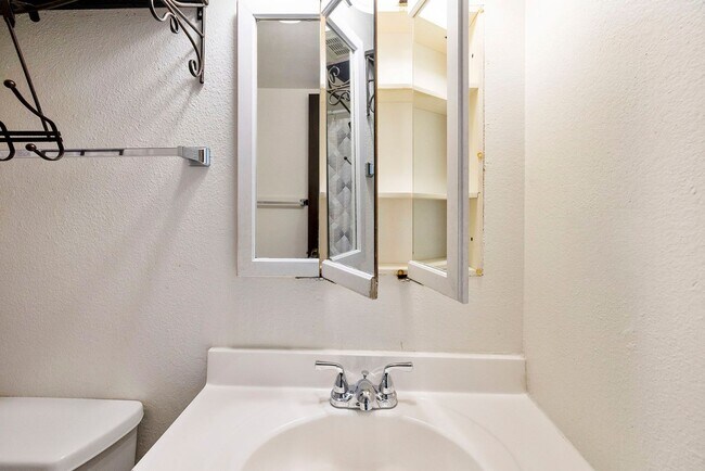 Building Photo - Moon Valley Townhouse at 7th and T-Bird!