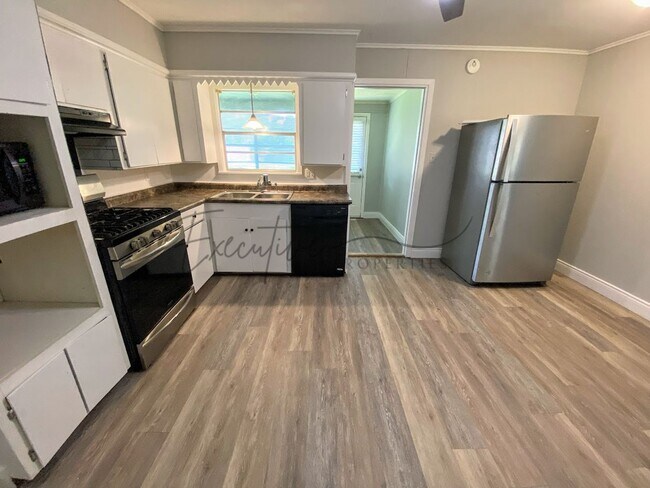 Building Photo - Updated 3-Bedroom Home with Bonus Room & F...