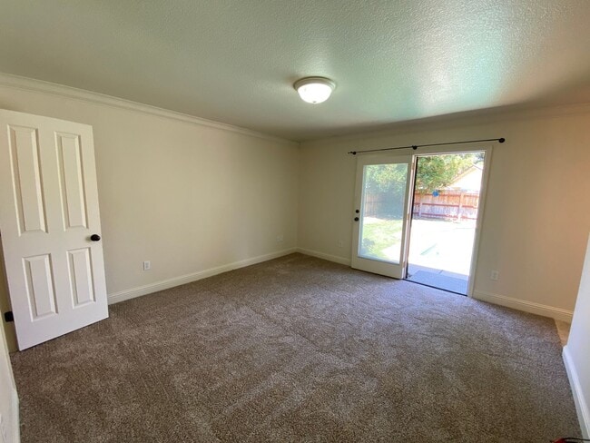 Building Photo - Beautiful Home with a Pool
