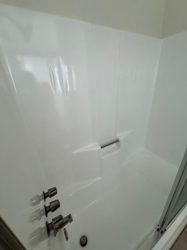 Building Photo - 5 Bedroom, 3.5 Bath, Beautiful 1,856 SQ FT...