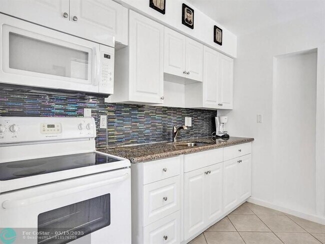 Building Photo - 4422 Sea Grape Dr