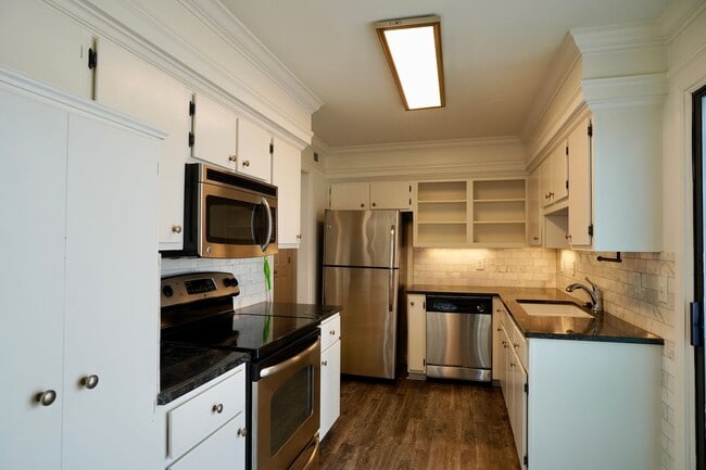 Building Photo - 2 Bed 2 Bath in Desirable Green Hills!