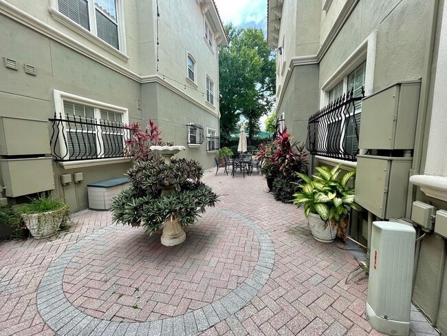 Building Photo - 3 Bed 2.5 Bath Townhouse in A+ location!