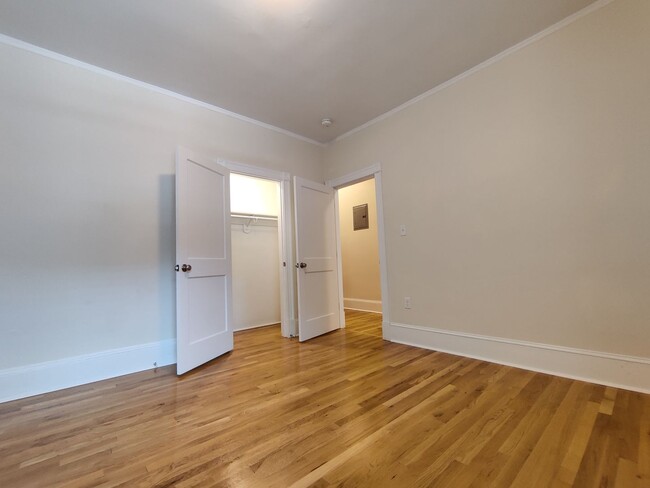 Building Photo - 2 Bedroom Split on Beacon St. No brokers F...
