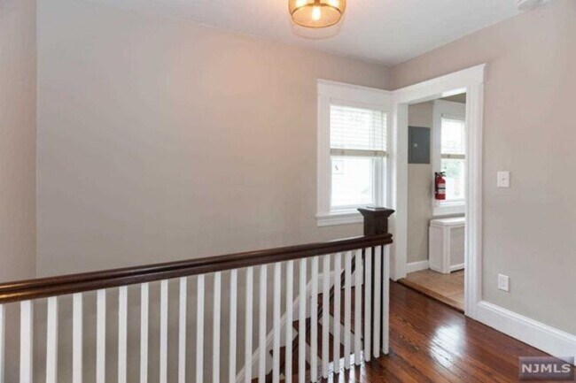 Building Photo - 242 Maple Ave