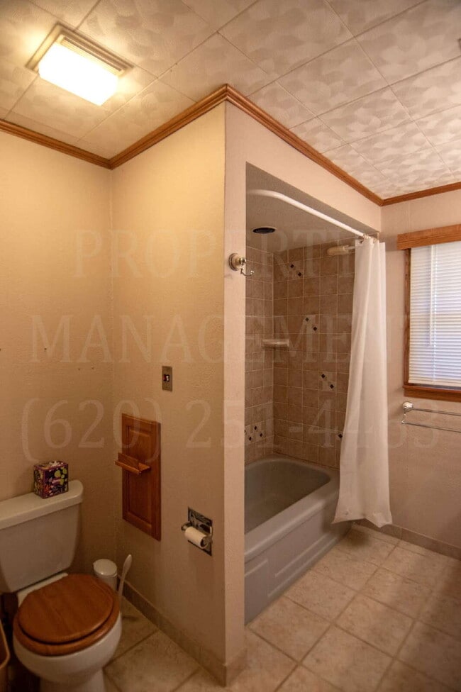 Building Photo - 3-Bed, 1.5-Bath with Detached Dual-Access ...