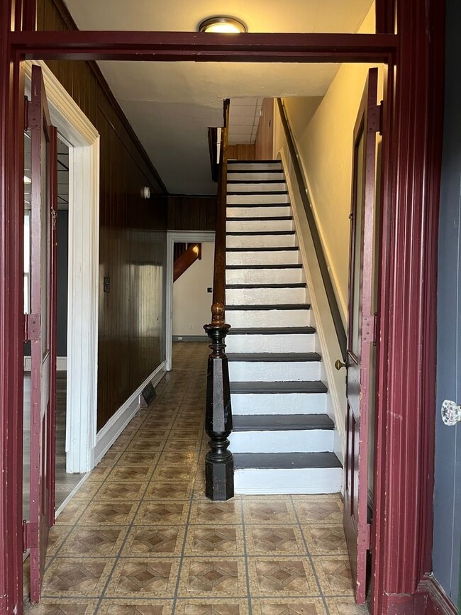 Building Photo - Large 4 Bedroom, 1 Bathroom in Columbia!