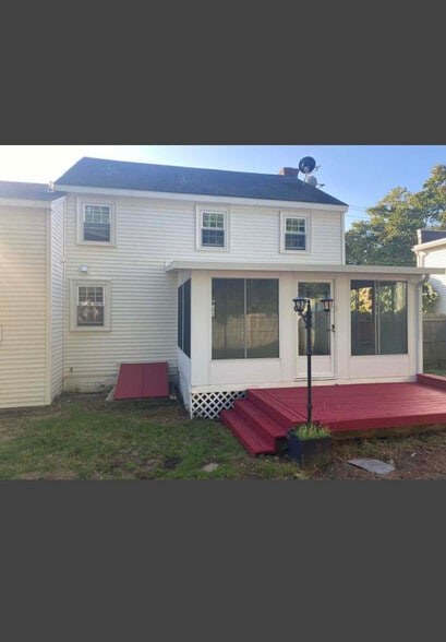 Back patio perfect for barbecue - 324 Elm St