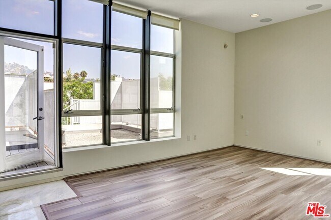 Building Photo - 825 Kings Rd