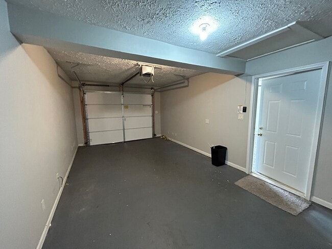 Building Photo - 3 Bedroom, 1 Bathroom Home!