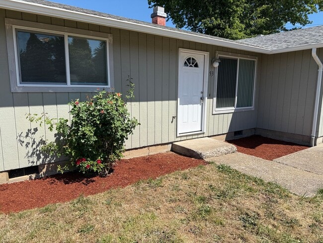 Building Photo - Updated 2 bedroom 1 bathroom dulpex in Springfield!