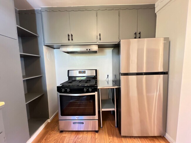 Building Photo - 2 Bedroom/1 Bath Available in Oakland!