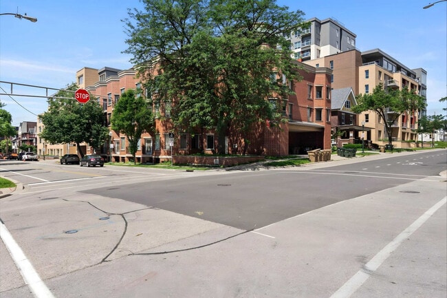 Building Photo - 402 W Dayton St