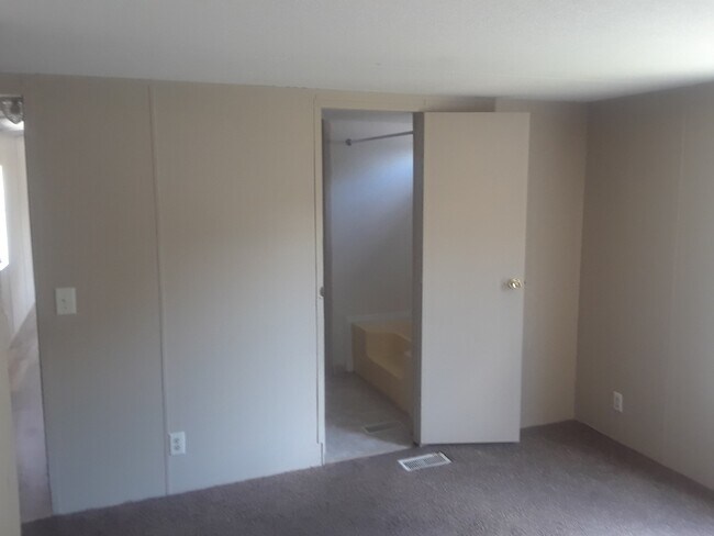 Building Photo - 1505 Goodyear Ave