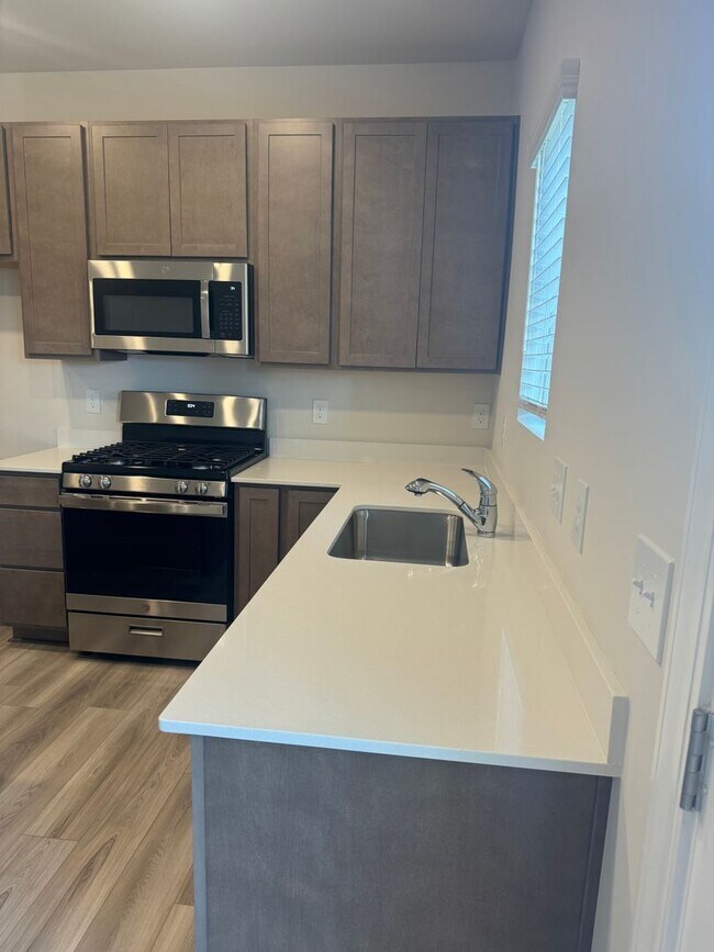 Building Photo - Brand New Luxury Living!