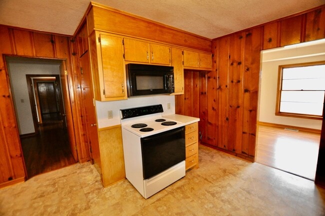 Building Photo - FOR LEASE! Nice 5 BR - 3 Bath - 2,600+ sf ...