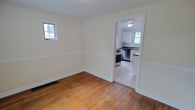 Building Photo - *Recently Updated 3BD/1BA Available for Re...