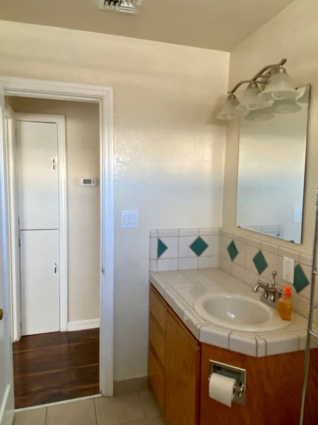 Building Photo - Charming 2bdrm, 1.bath house with garage, workshop space and large yard