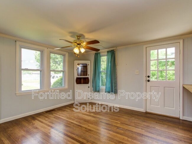 Building Photo - 7507 Greenlawn Dr