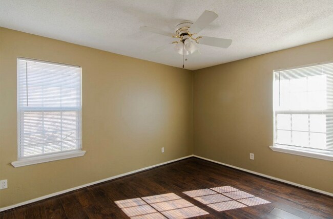 Building Photo - 830 E Linda Dr