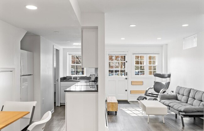 Building Photo - 4473 Greenwich Pkwy NW