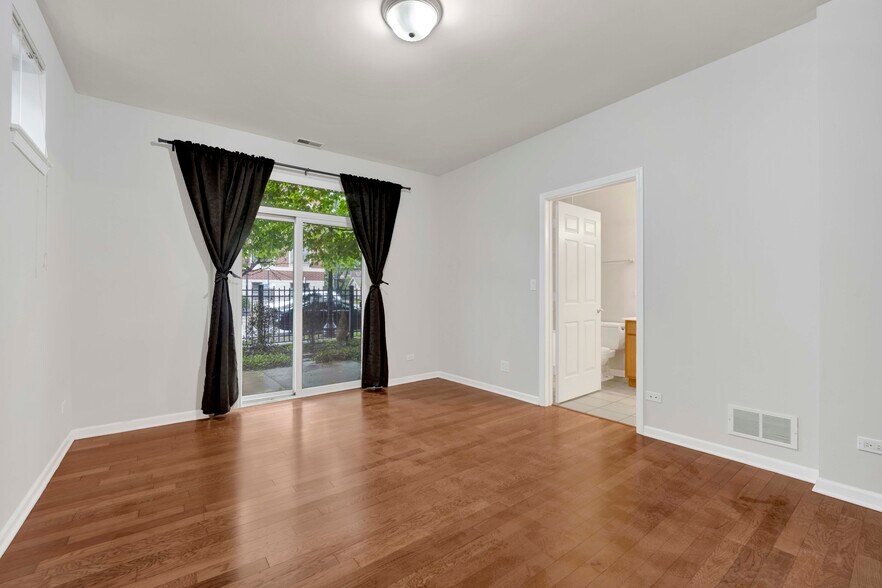Building Photo - 802 W University Ln