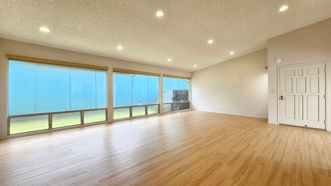 Building Photo - Waipio Gentry - beautifully renovated 3 be...