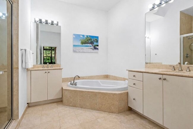 Building Photo - 701 S Olive Ave