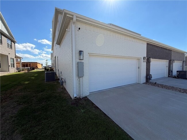 Building Photo - 2816 SW Arlington Blvd