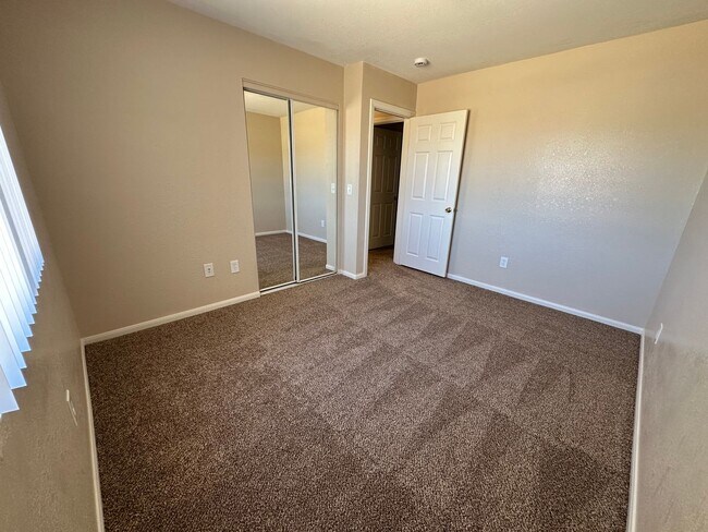 Building Photo - Remodeled 3 bed/2 bath home close to shopping
