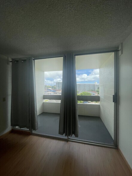 floor to ceiling glass sliding door - 1555 Pohaku St