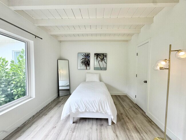 Building Photo - 1130 NE 18th Ave