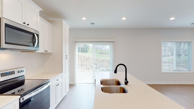 Building Photo - 3 Bedroom End Unit
