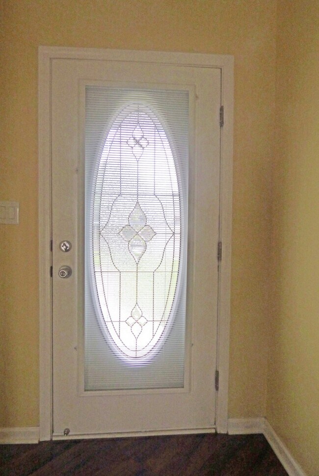 Building Photo - Beautiful 3 BR, 2 Bath Home, All Electric, Vaulted Ceilings, Walk-In Closets, Garage