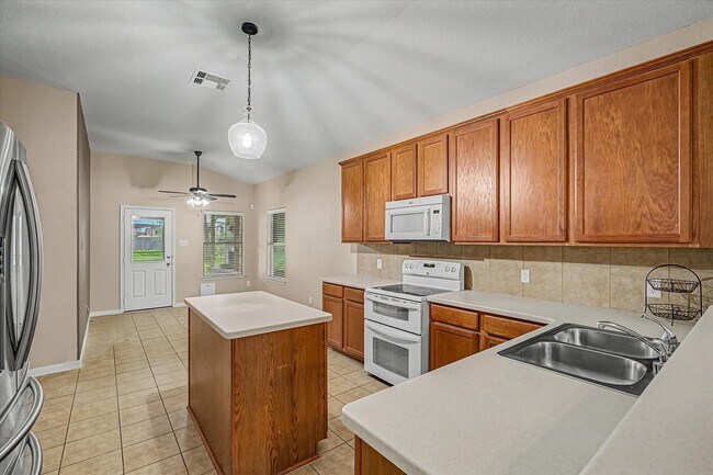 Building Photo - 630 W Newport Bend
