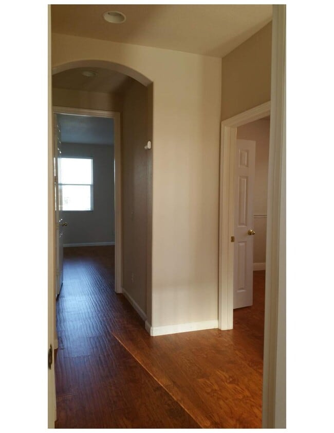 Building Photo - Beautiful & Spacious 5BR, 3BA Home – Large...