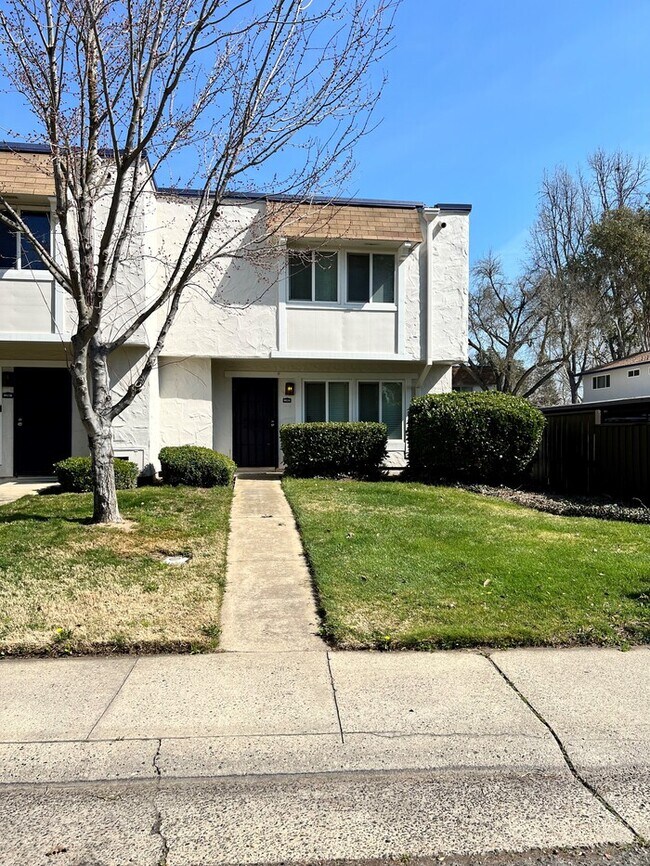 Building Photo - 8823 Salmon Falls Dr