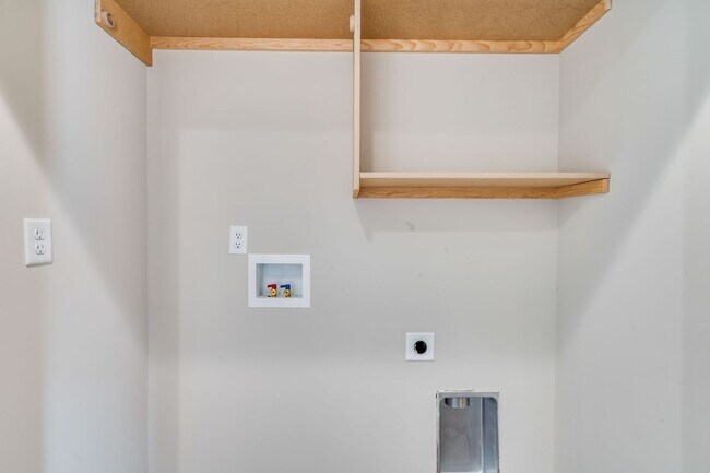 Building Photo - Fox Ridge Alex