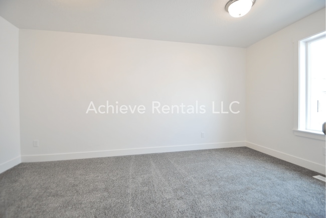 Building Photo - 360 E 2075 N