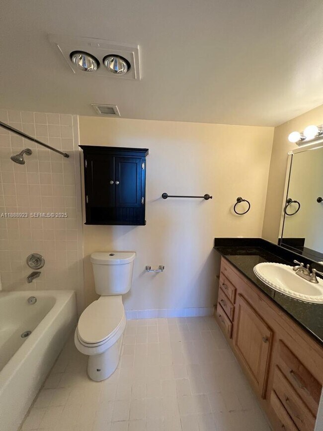 Building Photo - 901 Hillcrest Dr