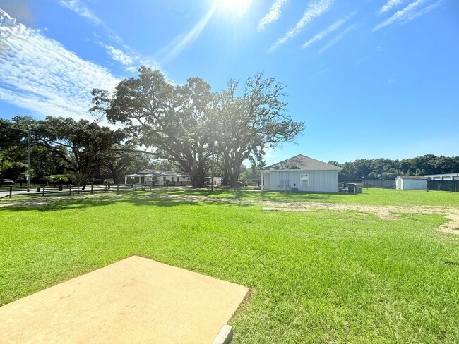 Building Photo - Charming 2 Bed/2 Bath Duplex