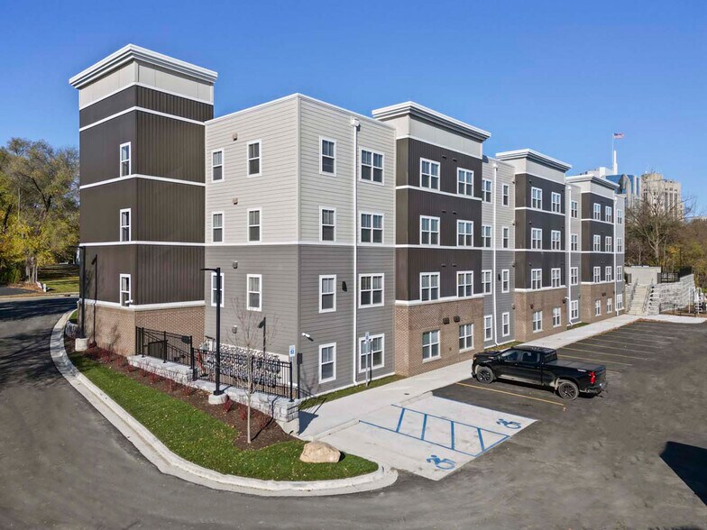 Building Photo - Edison Crossing