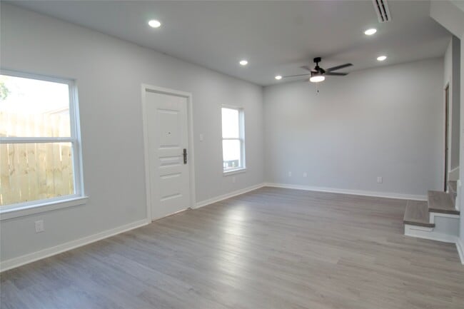 Building Photo - 2832 Mansfield St