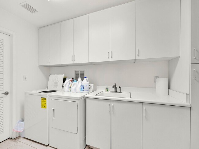 Building Photo - LOVELY POINTE AT MALIBU CONDO!