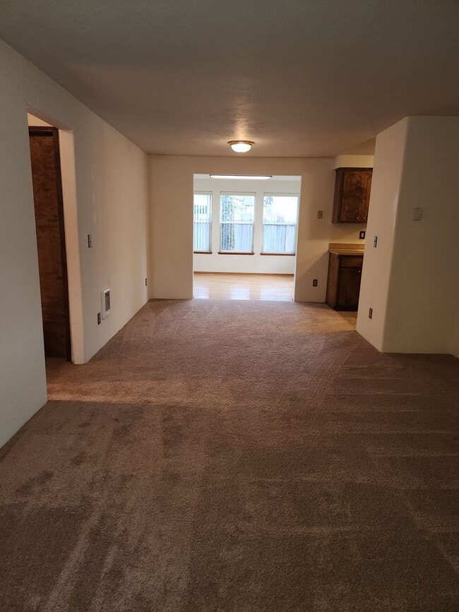 Building Photo - 2-bedroom 1 bath Duplex