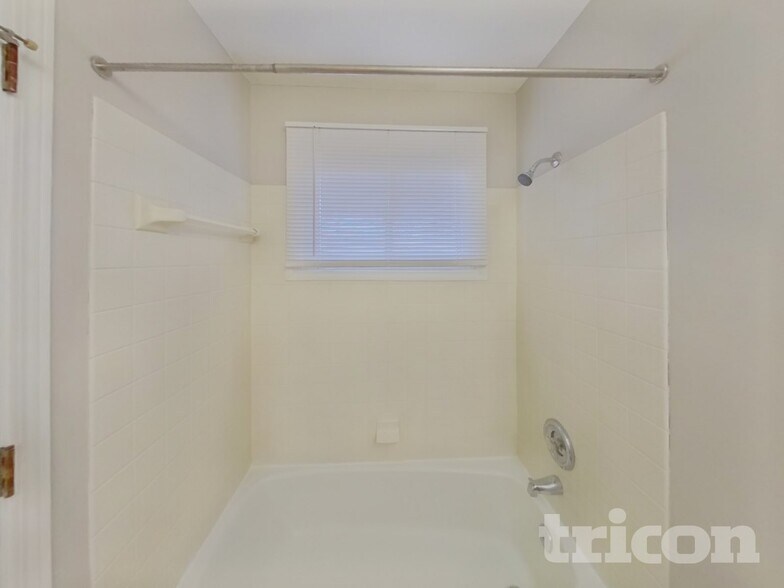 Building Photo - 1701 116th St E