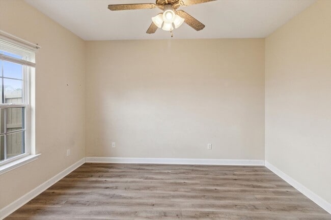 Building Photo - AVAILABLE JUNE [PETS PERMITTED]