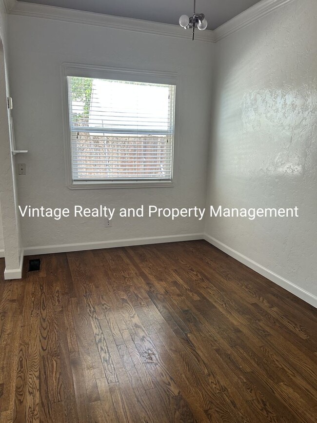 Building Photo - Updated 2 Bedroom Classic Home That's Ready To Go!!!