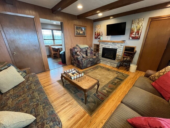 Building Photo - Fully Furnished Lake Home Available Sept. 15th, thru May 15th