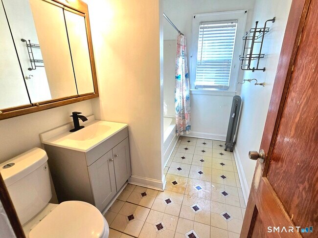 Building Photo - 70 Monroe St